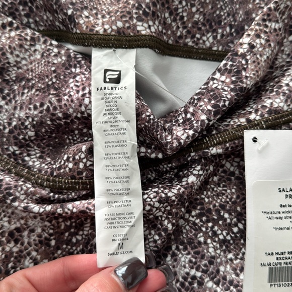 Fabletics Salar Printed PowerHold Capri *NEVER WORN* - Picture 3 of 3
